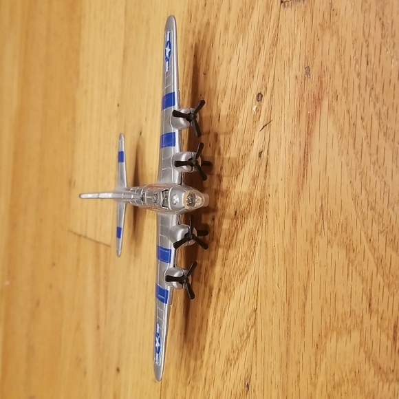 Maisto B-17G Flying Fortress Sugarland Express - Picture 5 of 11